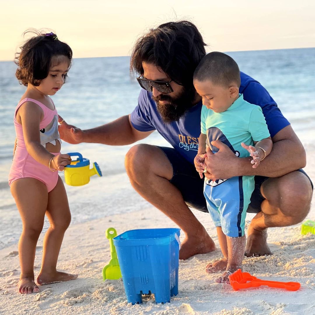 मालदीव में मजे करते हुए यश yash enjoy at maldives with his babies