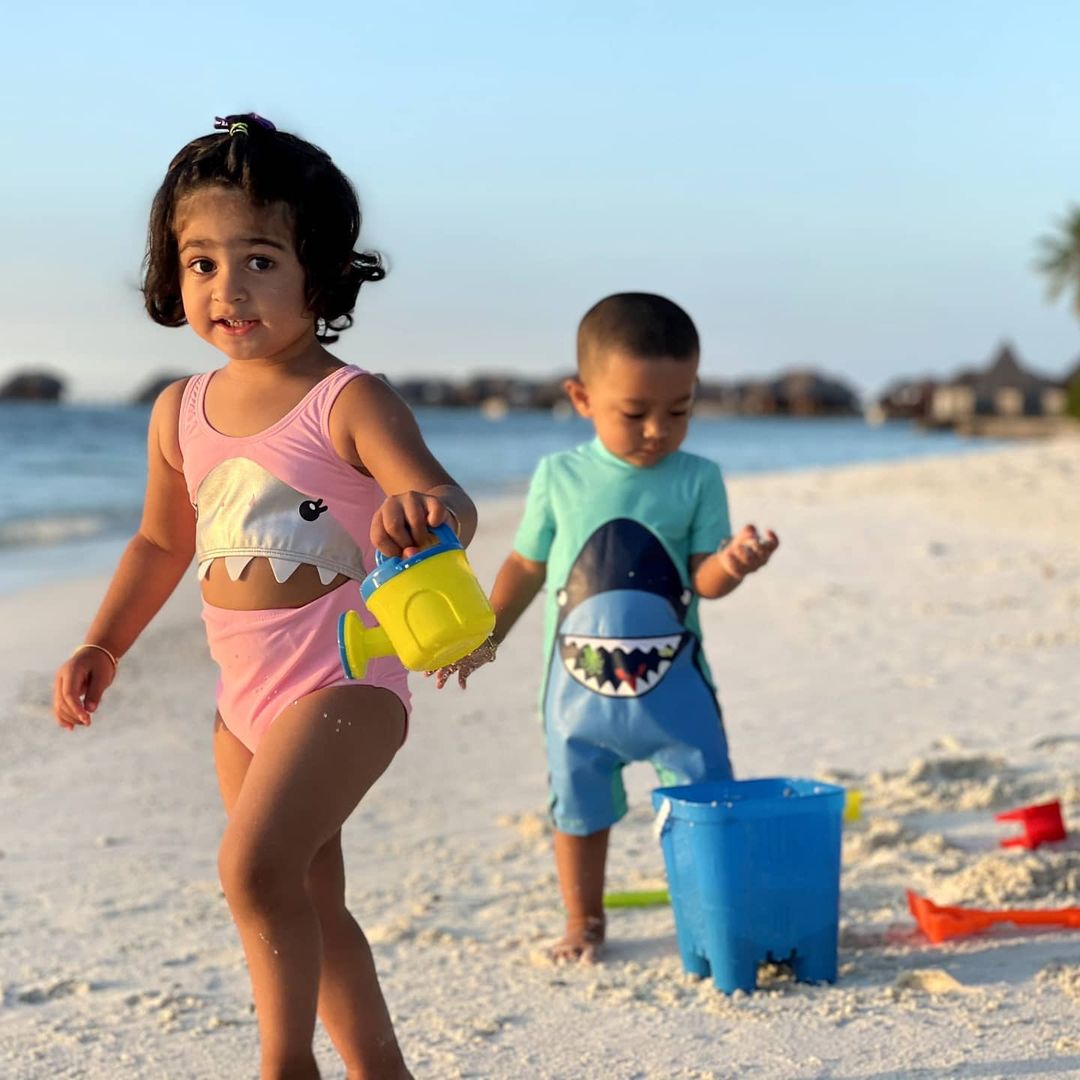 बीच में मौज करते दिखे उनते बच्चे yash kids at beach