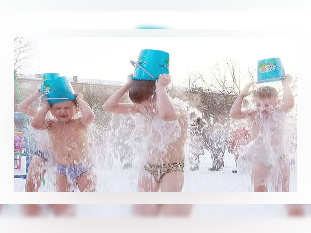 साइबेरिया में बर्फीले पानी से नहाते नर्सरी स्कूलों के बच्चे