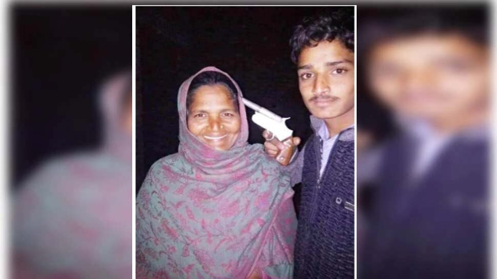 मां की कनपटी पर तान रखा था तमंचा, Photo हो गई Viral तो उड़ी हंसी!