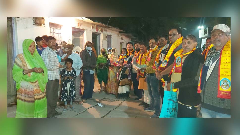 बस्ती के लोगों ने राम मंदिर के लिए किया दान बस्ती के लोगों ने राम मंदिर के लिए किया दान