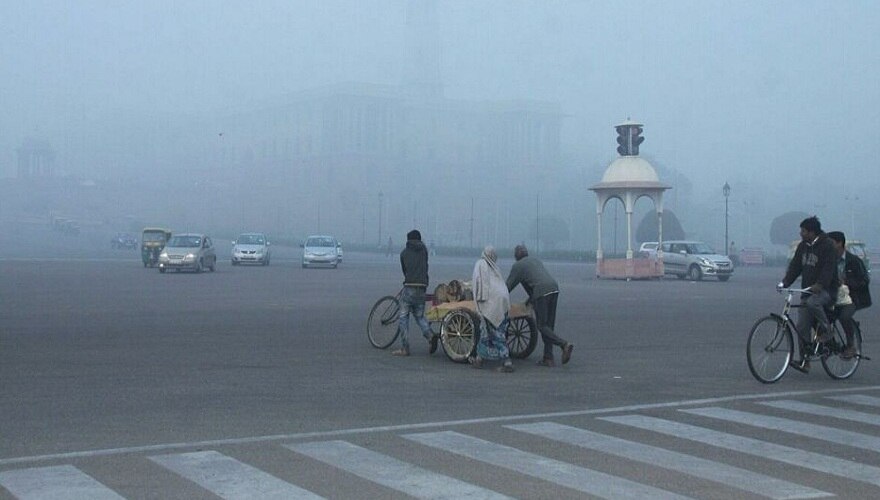 Weather Update: कड़ाके की ठंड के बीच इन राज्यों में बारिश के आसार, जानिए मौसम का हाल 