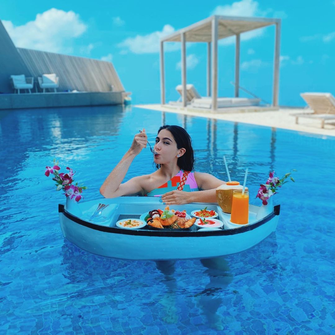 सारा यूं कर रहीं एन्जॉय Sara Ali Khan maldives vacation