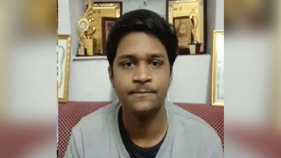 छोटी बहन को खूंखार सांड से बचाने के लिए मौत से भिड़ गया दिव्यांश, PM मोदी ने दी शाबाशी छोटी बहन को खूंखार सांड से बचाने के लिए मौत से भिड़ गया दिव्यांश, PM मोदी ने दी शाबाशी