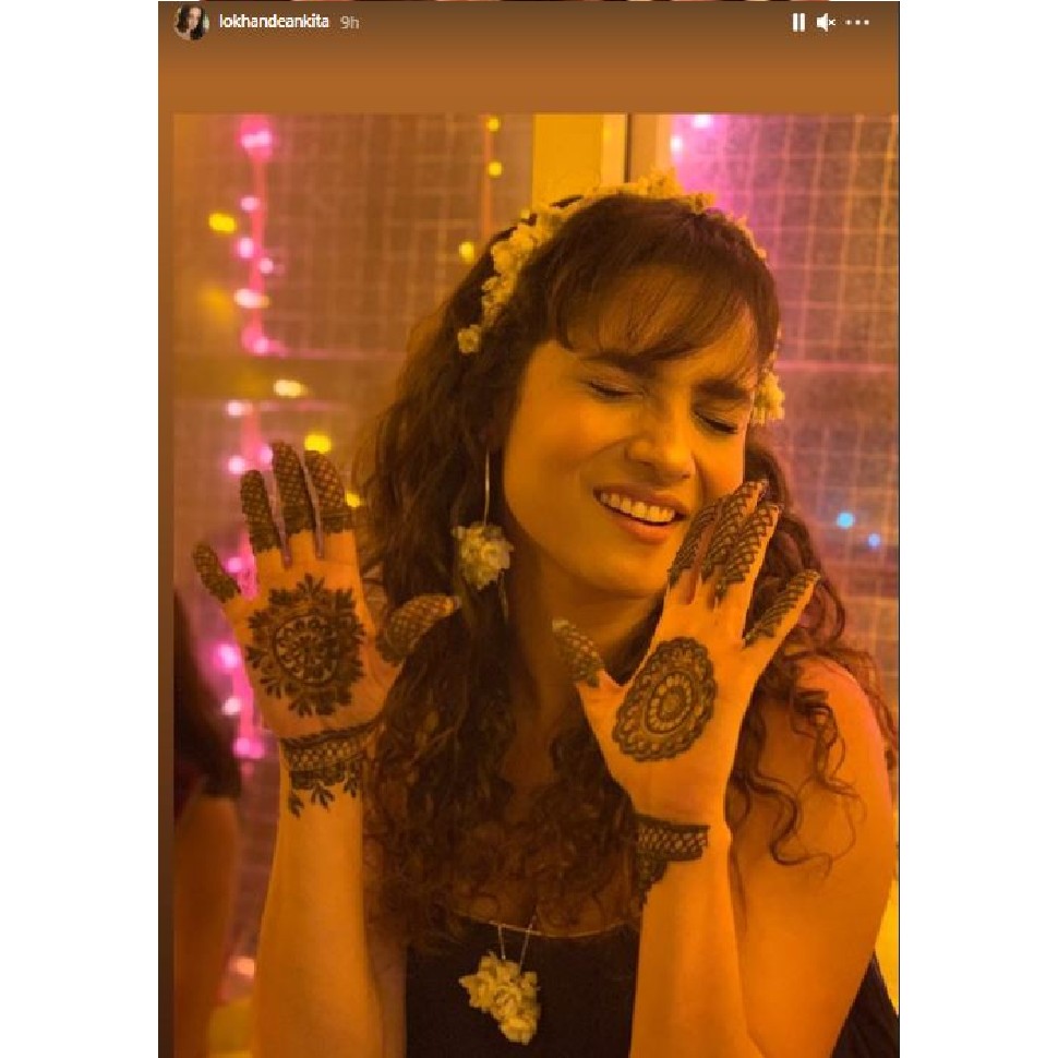 अंकिता लोखंडे के हाथों में मेहंदी Ankita Lokhande mehandi ceremony Instagram photos