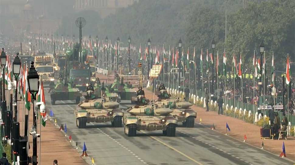 Republic Day Parade: दुनिया ने देखी भारत की ताकत, पहली बार परेड में गरजा राफेल विमान Republic Day Parade: दुनिया ने देखी भारत की ताकत, पहली बार परेड में गरजा राफेल विमान