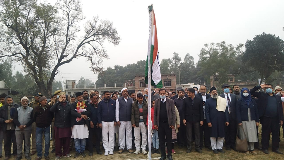 तिरंगा फहराकर और राष्ट्रगान गाने के बाद रखी गई अयोध्या में मस्जिद की नींव, हिंदुओं ने भी दिया दान तिरंगा फहराकर और राष्ट्रगान गाने के बाद रखी गई अयोध्या में मस्जिद की नींव, हिंदुओं ने भी दिया दान