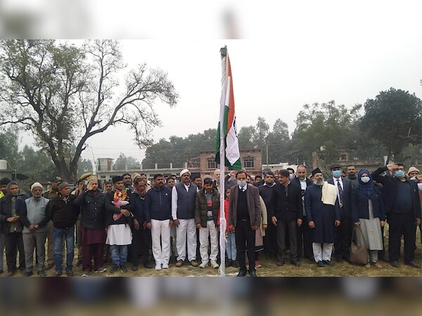 तिरंगा फहराकर और राष्ट्रगान गाने के बाद रखी गई अयोध्या में मस्जिद की नींव, हिंदुओं ने भी दिया दान