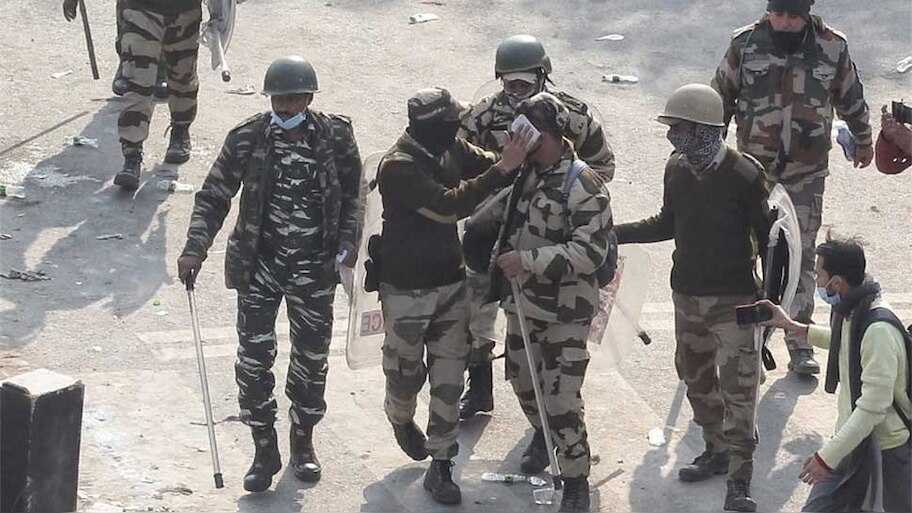 दिल्ली हिंसा: 300 पुलिसकर्मी ज़ख्मी, 22 FIR दर्ज, चार बजे प्रेस कांफ्रेंस करेगी पुलिस