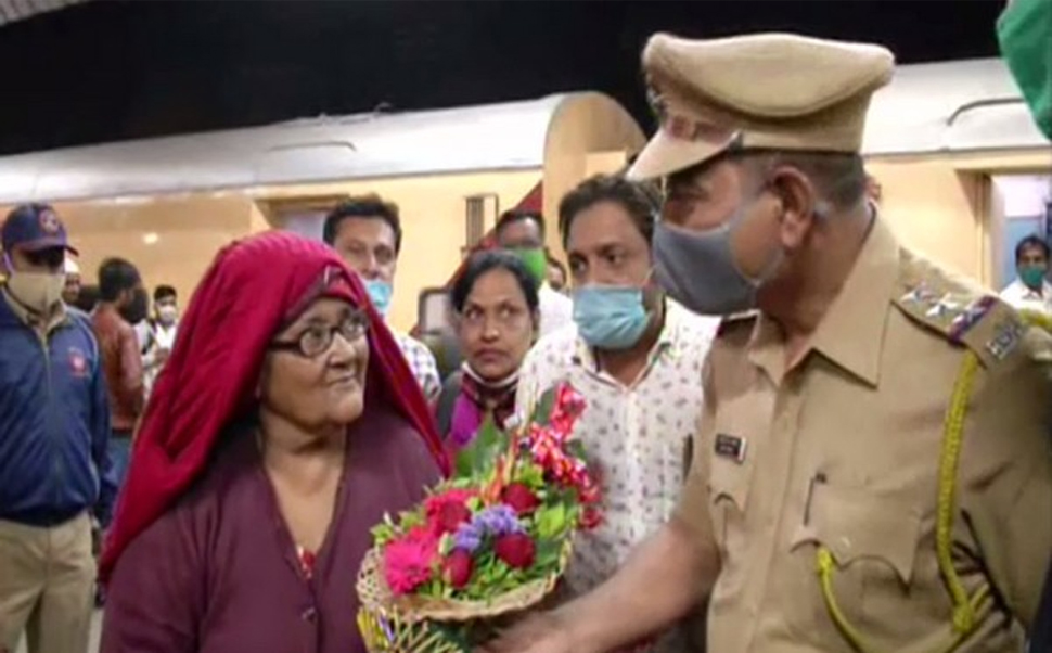 रिश्तेदारों से मिलने पहुंच गई पाकिस्तान, भुगतनी पड़ी 18 साल की जेल, अब हुई घर वापसी रिश्तेदारों से मिलने पहुंच गई पाकिस्तान, भुगतनी पड़ी 18 साल की जेल, अब हुई घर वापसी