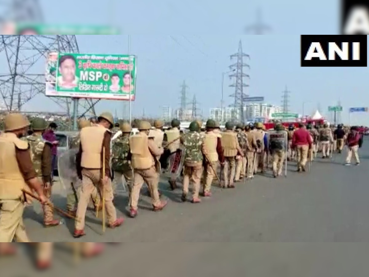 यूपी गेट पर फ्लैग मार्च करते सुरक्षा बल के जवान