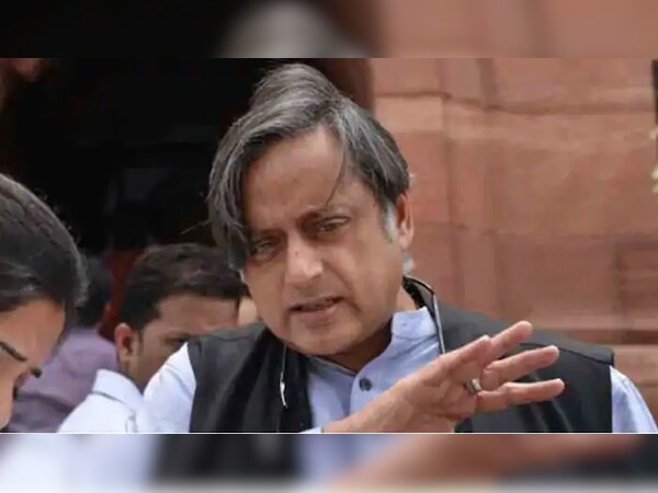 शशि थरूर और राजदीप सरदेसाई समेत 8 के खिलाफ नोएडा और भोपाल में केस दर्ज