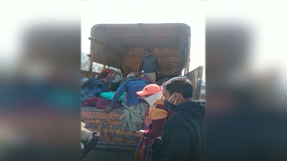 बुजुर्गों को 'कचरा' समझने वाले कर्मचारियों का जनता ने बनाया video, वायरल हुआ तो अफसर-कर्मचारियों पर गिरी गाज