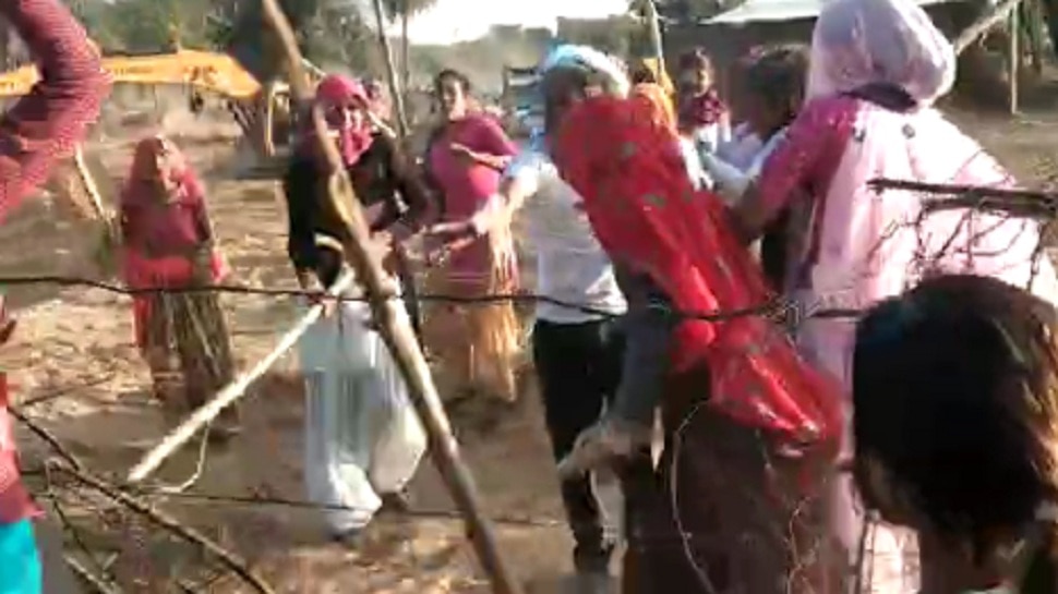 Dausa Samachar: महिलाओं में हुई लाठी भाटा जंग, लड़ाई का Video बना चर्चा का विषय Dausa Samachar: महिलाओं में हुई लाठी भाटा जंग, लड़ाई का Video बना चर्चा का विषय