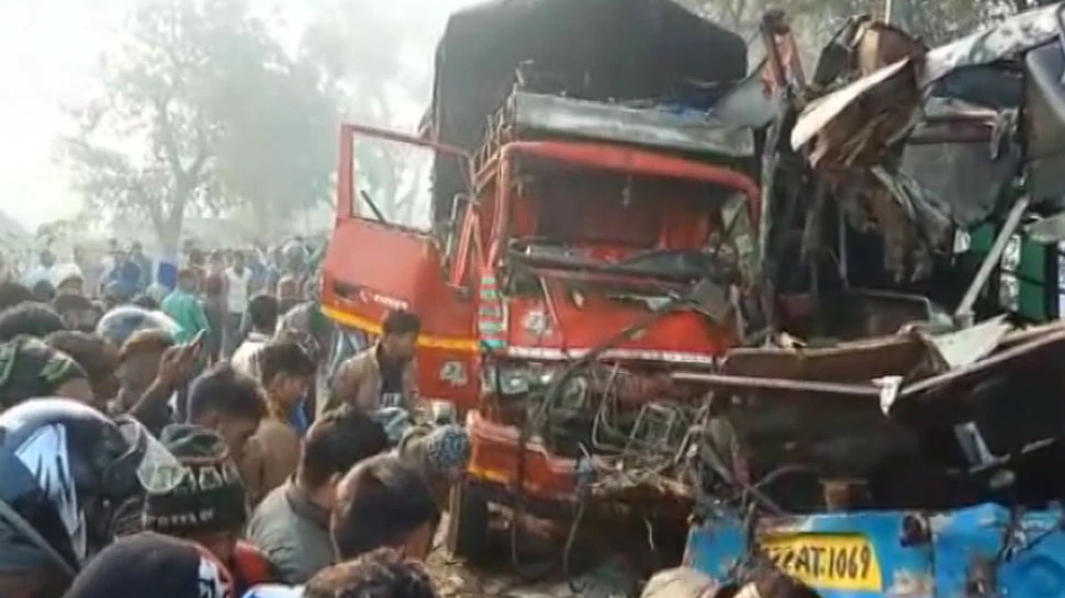UP: बस और ट्रक के बीच भयानक टक्कर, अब तक 10 की मौत, 25 से ज्यादा घायल UP: बस और ट्रक के बीच भयानक टक्कर, अब तक 10 की मौत, 25 से ज्यादा घायल