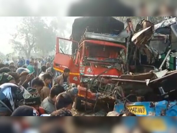 UP: बस और ट्रक के बीच भयानक टक्कर, अब तक 10 की मौत, 25 से ज्यादा घायल