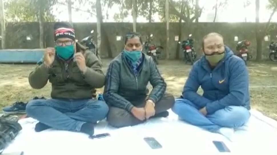 अनिश्चितकालीन हड़ताल पर बैठे तहसीलकर्मी, प्रशासन से की ये मांग अनिश्चितकालीन हड़ताल पर बैठे तहसीलकर्मी, प्रशासन से की ये मांग