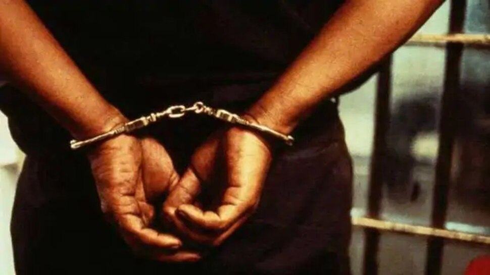 कोलकाताः पुलिस ने हथियार और विस्फोट के साथ 3 लोग किए गिरफ्तार, एक महिला भी शामिल कोलकाताः पुलिस ने हथियार और विस्फोट के साथ 3 लोग किए गिरफ्तार, एक महिला भी शामिल
