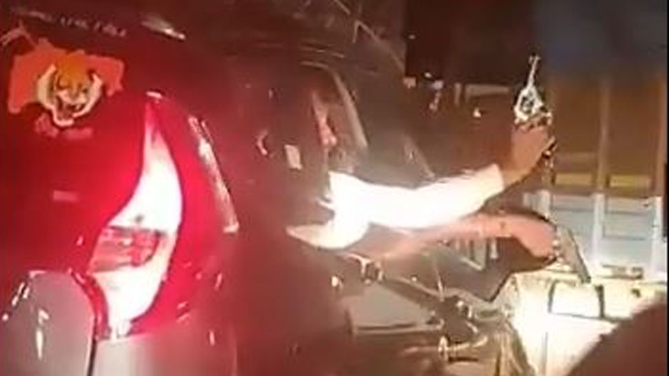 मुंबई-पुणे हाइवे पर शिवसेना नेता ने खुलेआम लहराई पिस्तौल! वायरल हो गया VIDEO