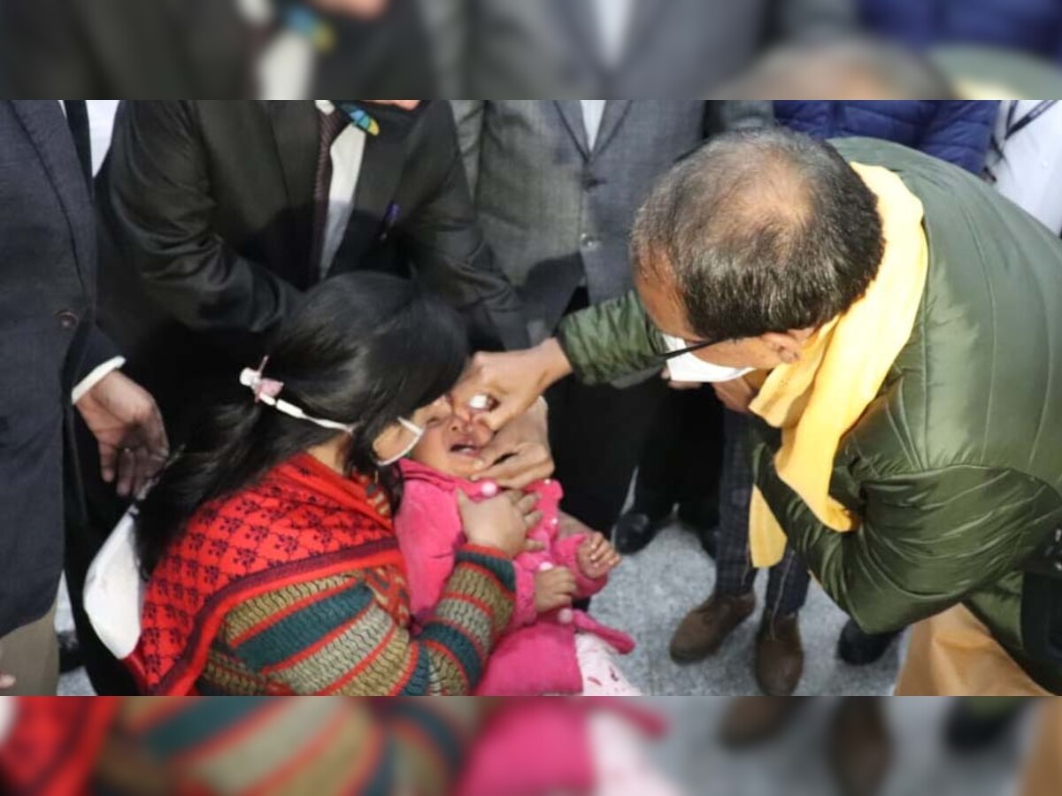 पोलियो की दवाई पिलाते CM शिवराज सिंह चौहान