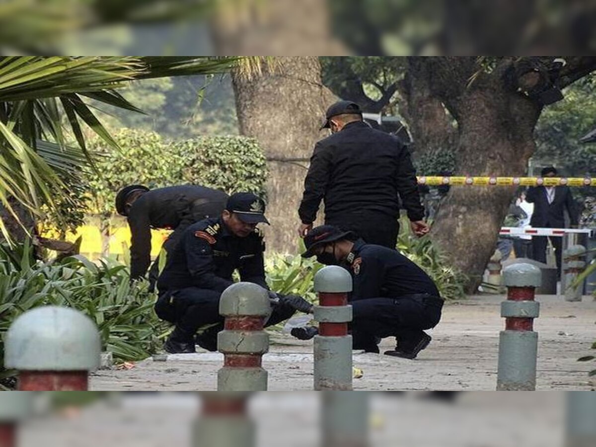 इजरायली दूतावास के पास हुए धमाके की जांच करती दिल्ली पुलिस | फोटो साभार: PTI