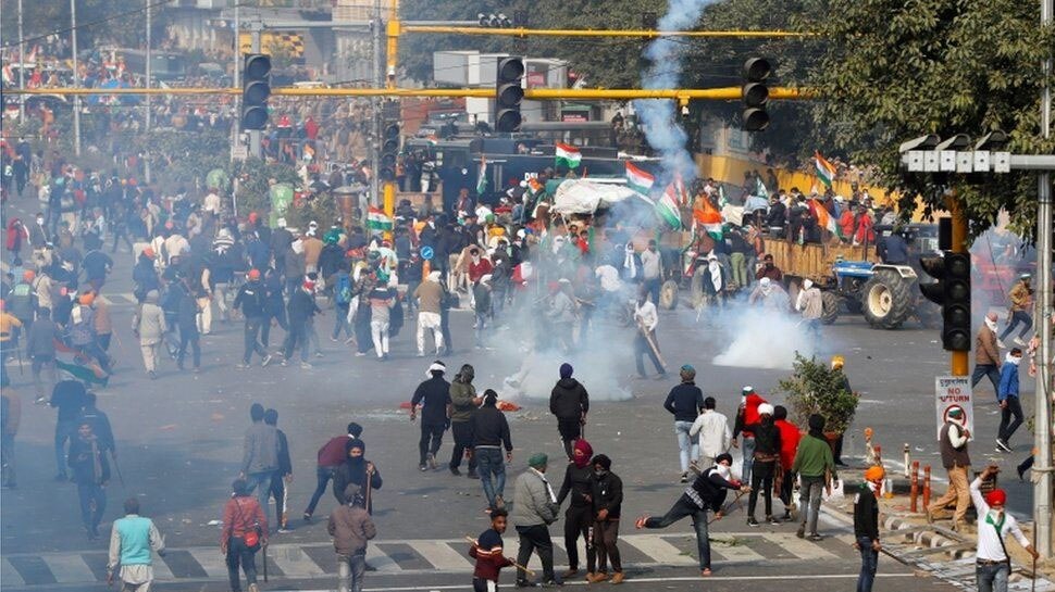 Farmer Violence न रोक पाने पर Delhi Police पर गिरी गाज, इन अधिकारियों के हुए तबादले Farmer Violence न रोक पाने पर Delhi Police पर गिरी गाज, इन अधिकारियों के हुए तबादले