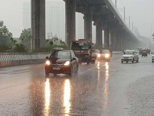 Weather Update: मौसम का मिजाज बदला, पहाड़ों पर गिरी बर्फ, दिल्ली में बारिश