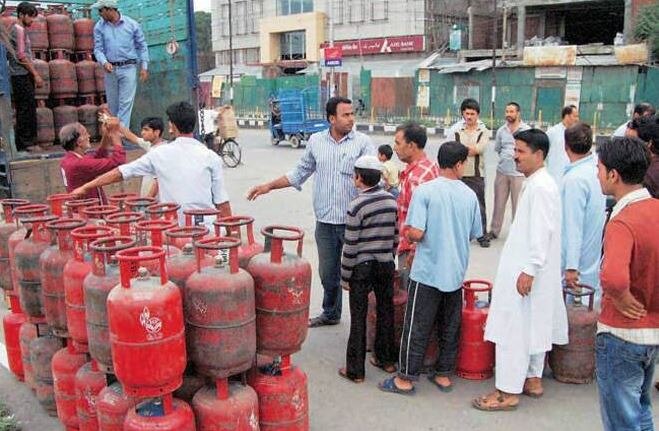 LPG के दामों में फिर आया उछाल, तीन महीनों में तीसरी बार बढ़े दाम