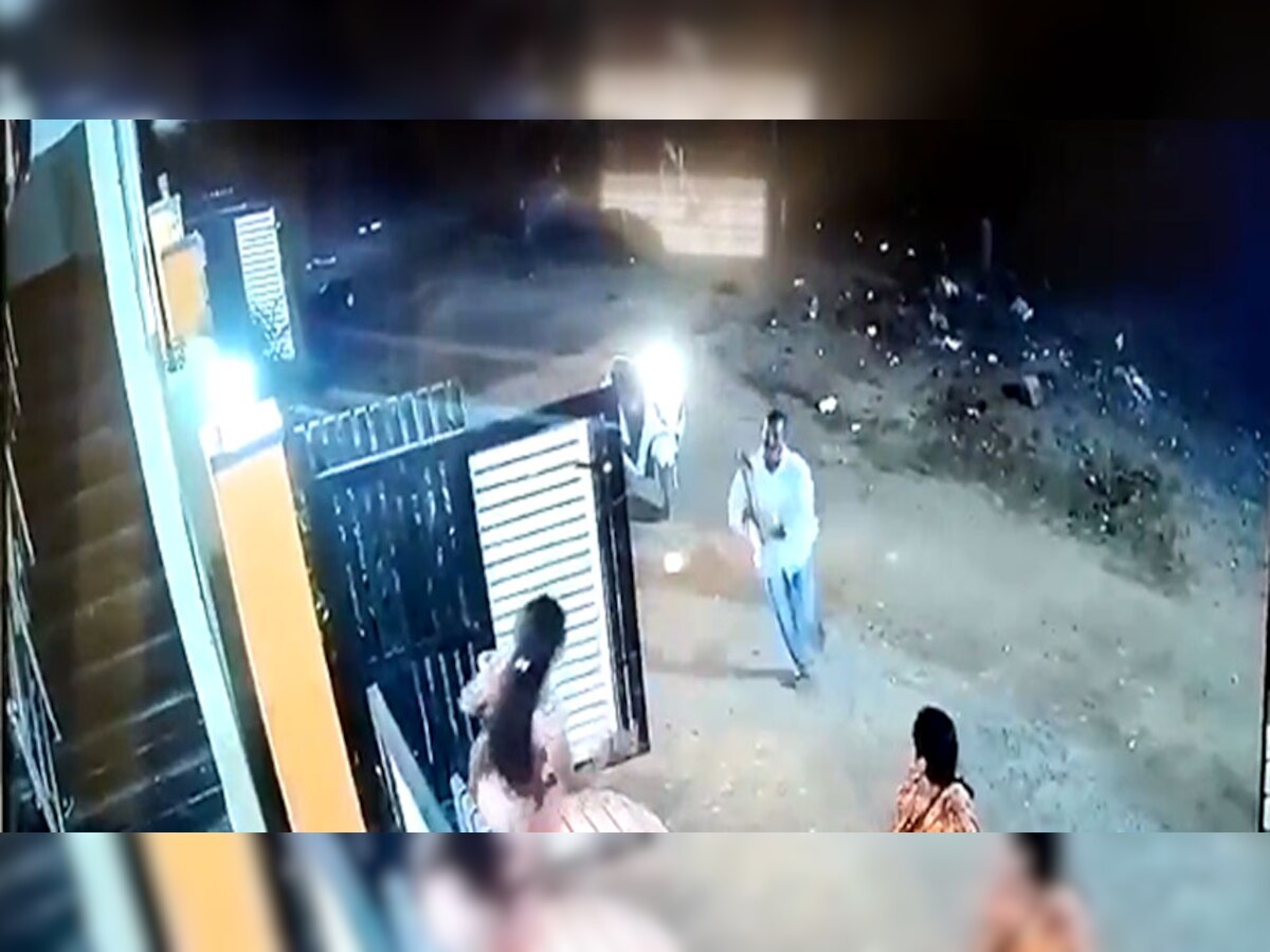 महिला के ऊपर कुल्हाड़ी से हमले की वारदात CCTV में कैद हुई.