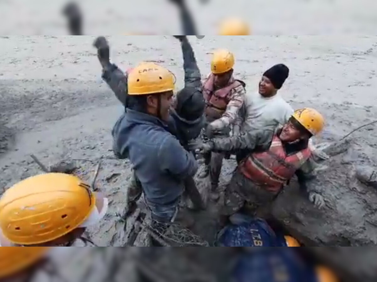 Uttarakhand Glacier Burst: मौत को मात देकर भयानक सुरंग से निकला शख्‍स, देखें पहला रिएक्‍शन