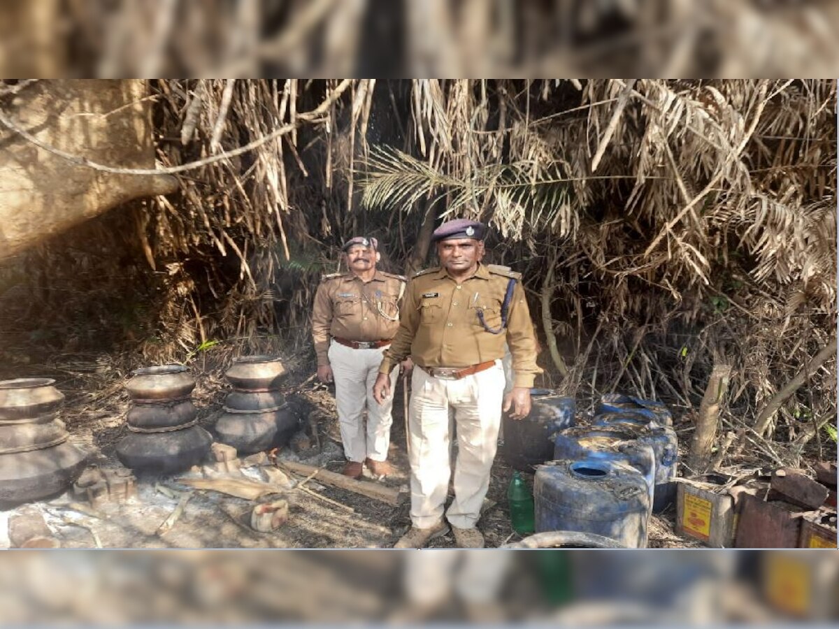 Indo-Nepal सीमा पर पुलिस के नाक के नीचे चल रहा शराब निर्माण का काम, पकड़ी गईं सैकड़ों भट्ठियां ध्वस्त