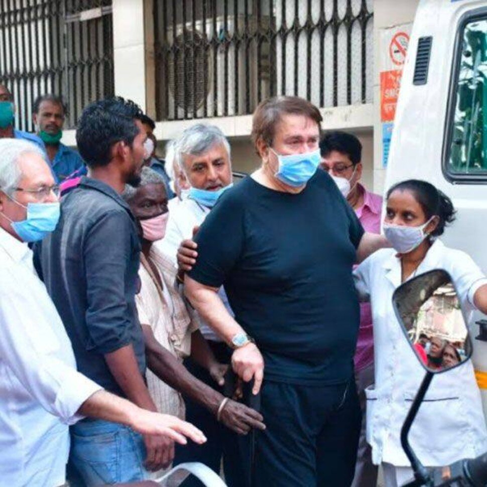 रणधीर कपूर ने खुद को संभाला Rajiv Kapoor funeral gathering