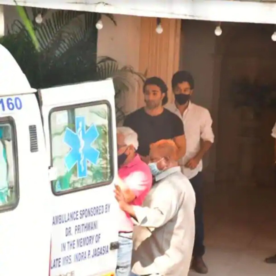 रणधीर कपूर के साथ दिखे भतीजे अरमान Rajiv Kapoor funeral gathering