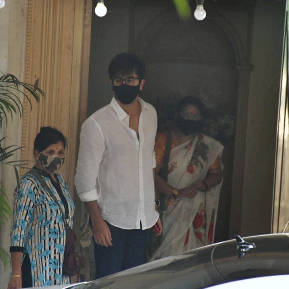 रणबीर दिखे काफी परेशान Rajiv Kapoor funeral gathering
