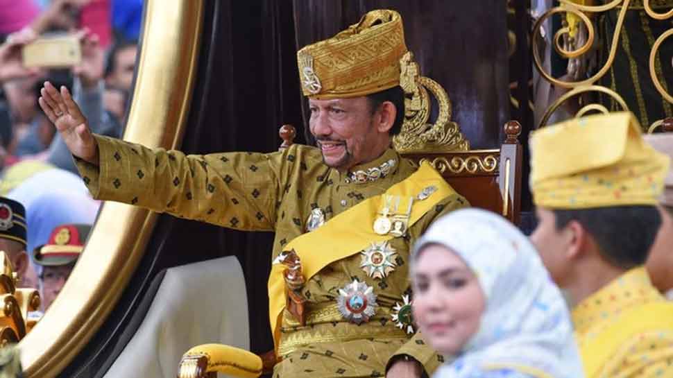 Brunei Sultan Hassanal Bolkiah luxury lifestyle | PHOTOS: महल में जड़े हैं  सोने, 7000 लग्जरी कारें, ऐसी है ब्रुनेई के सुल्तान की लग्जरी लाइफ | Hindi  News,
