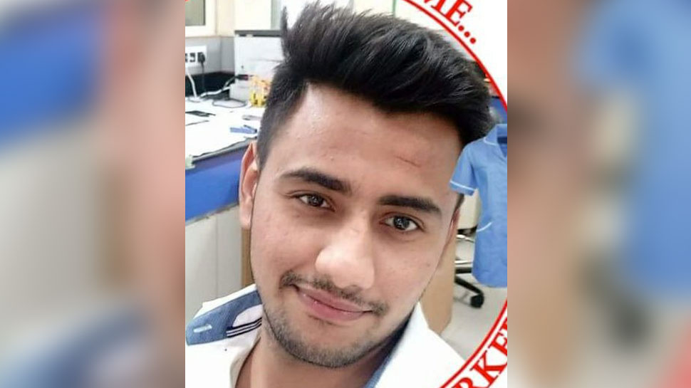 Khaskhabar/राष्ट्रीय राजधानी दिल्ली (Delhi) के मंगोलपुरी इलाके में 24 साल के बजरंग दल कार्यकर्ता रिंकू शर्मा (Rinku Sharma) की इलाके के बदमाशों ने चाकू मारकर हत्या (Muder) कर दी. पुलिस ने इस मामले में 4 आरोपियों को गिरफ्तार कर लिया है. आरोपियों की पहचान जाहिद, मेहताब, दानिश और इस्लाम के तौर पर हुई है
