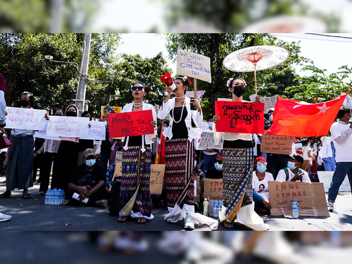 म्यांमार में चीनी दूतावास के बाहर प्रदर्शन करते लोग. (फोटो CNA)
