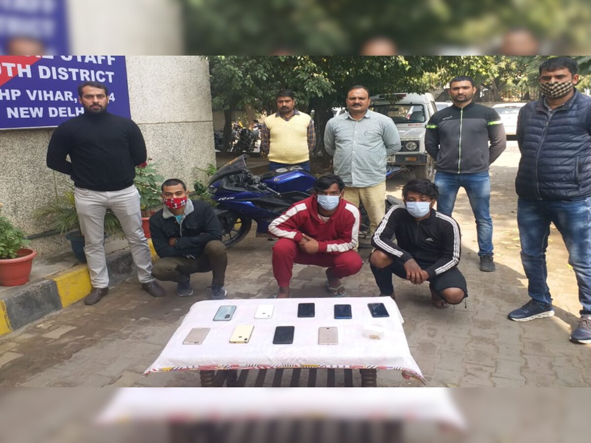 दिल्ली पुलिस ने स्नैचर्स को पकड़ा.
