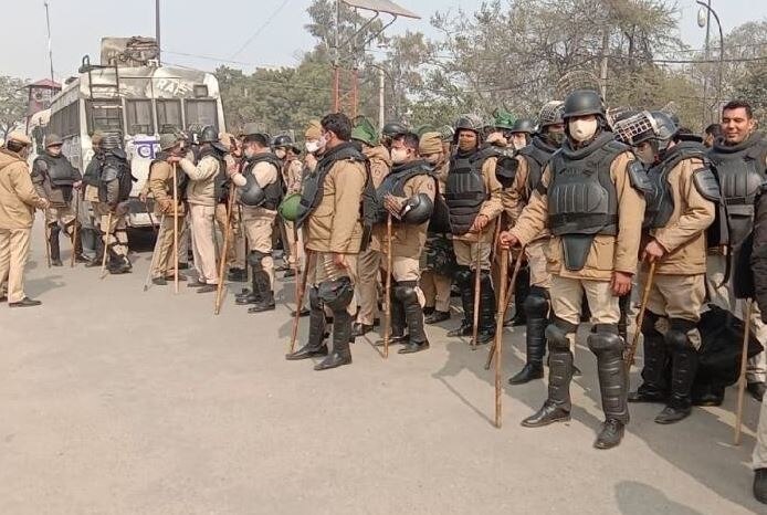 Farmers Protest: लापता किसानों के पोस्टर लगाने गए पुलिसकर्मी को टीकरी बॉर्डर पर पीटा