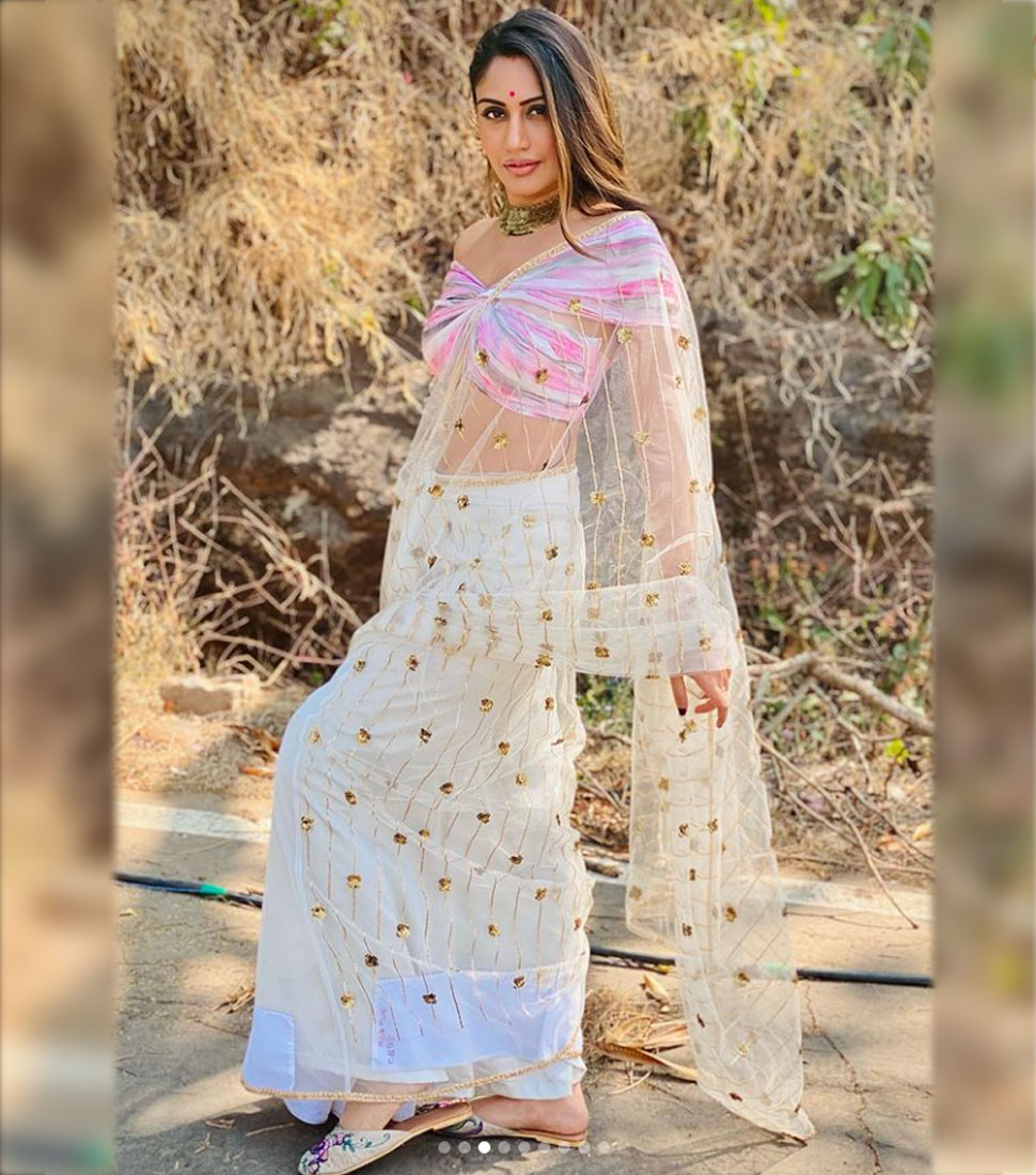 गोल्डन गोटे वाली साड़ी Surbhi Chandnas sari look
