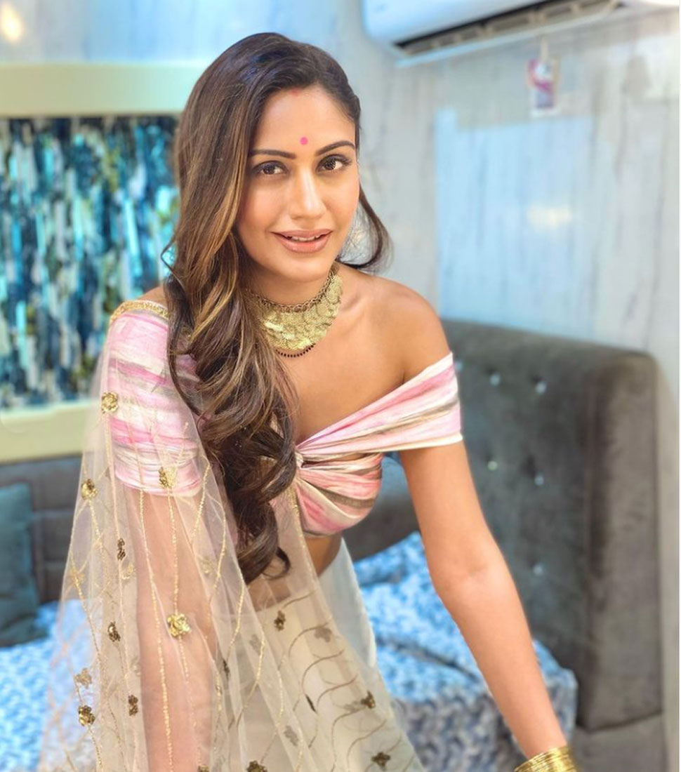 आउटडोर और इनडोर शूट Surbhi Chandnas sari look