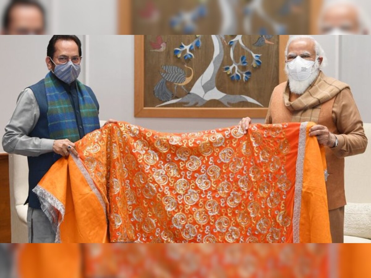 नरेंद्र मोदी मुख्तार अब्बास नकव को चादर सौंपते हुए 