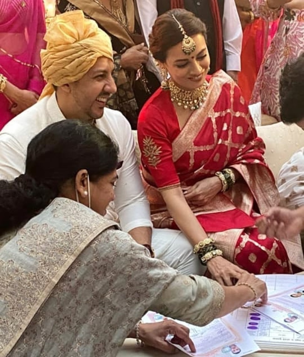 मैरिज सर्टीफिकेट पर दोनों ने किया साइन dia mirza wedding inside photos