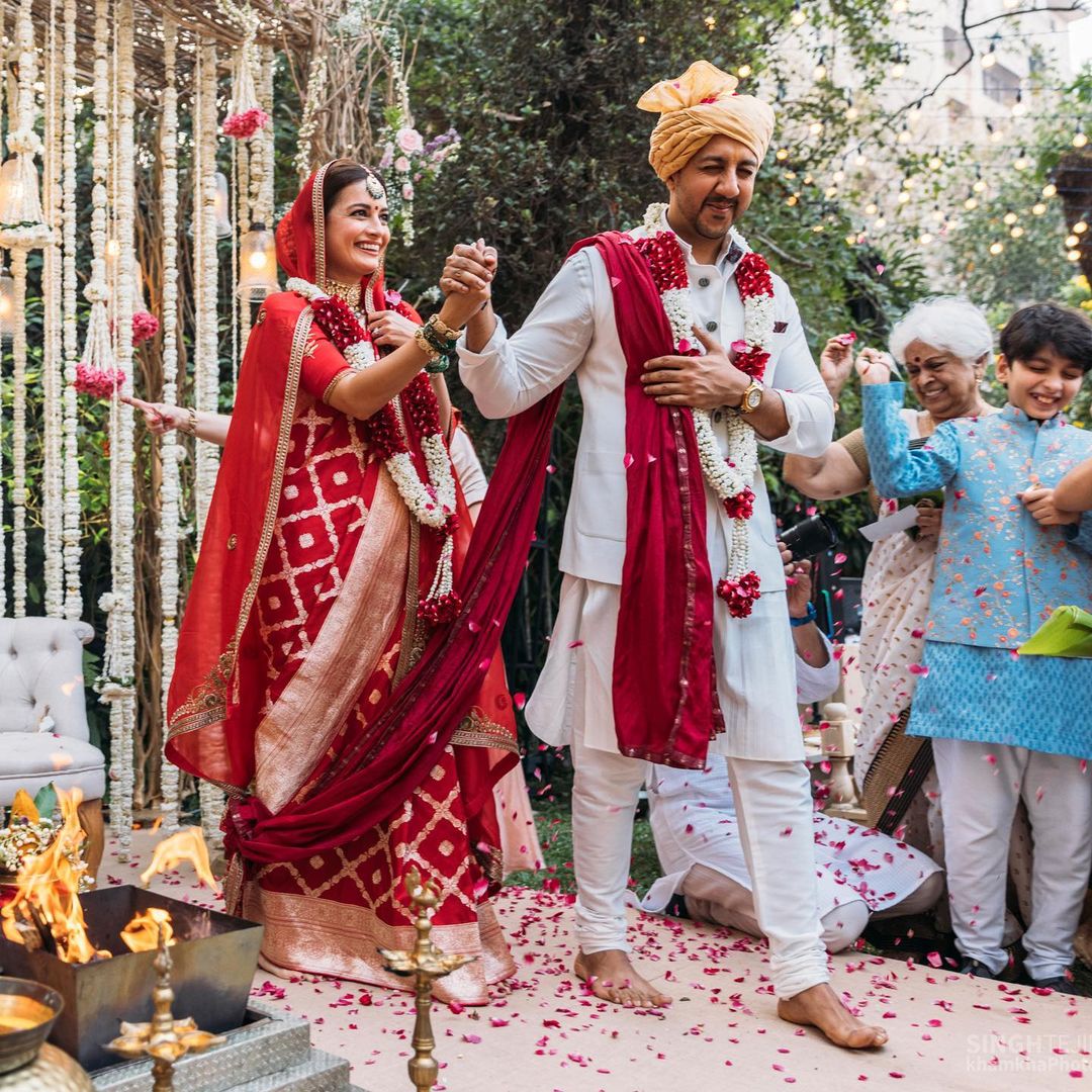 Dia Mirza wedding inside photos Dia Mirza signing documents to jaimala  photos | Dia Mirza की शादी की अनदेखी Photos आ गई हैं सामने, नहीं देखी तो अब  देख लीजिए | Hindi News,
