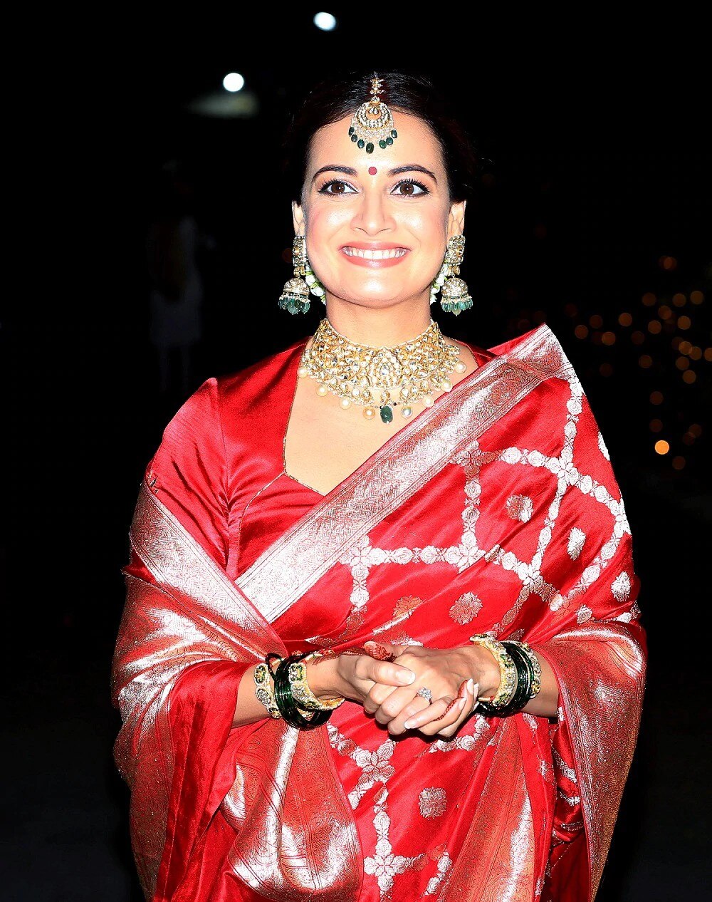 शादी के बाद मीडिया के बीच आकर दीया ने दिए पोज dia mirza wedding inside photos