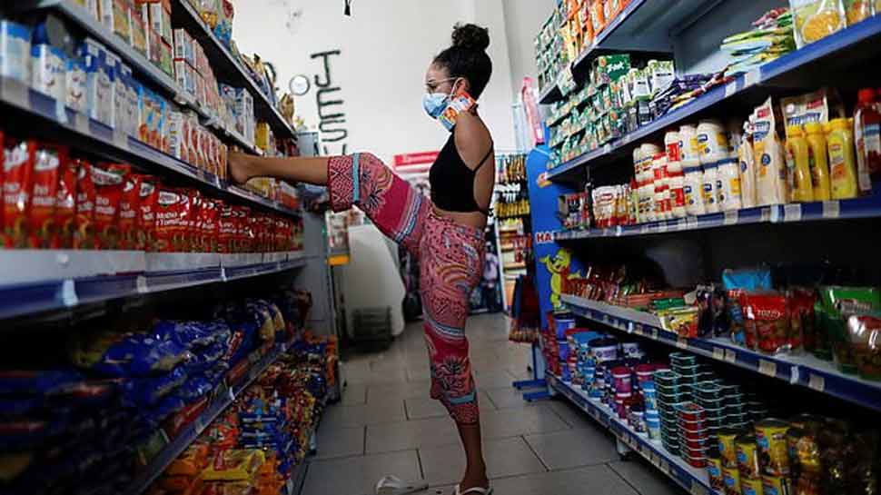 अपने पैरे से कर लेती हैं हर काम She does every work with feet