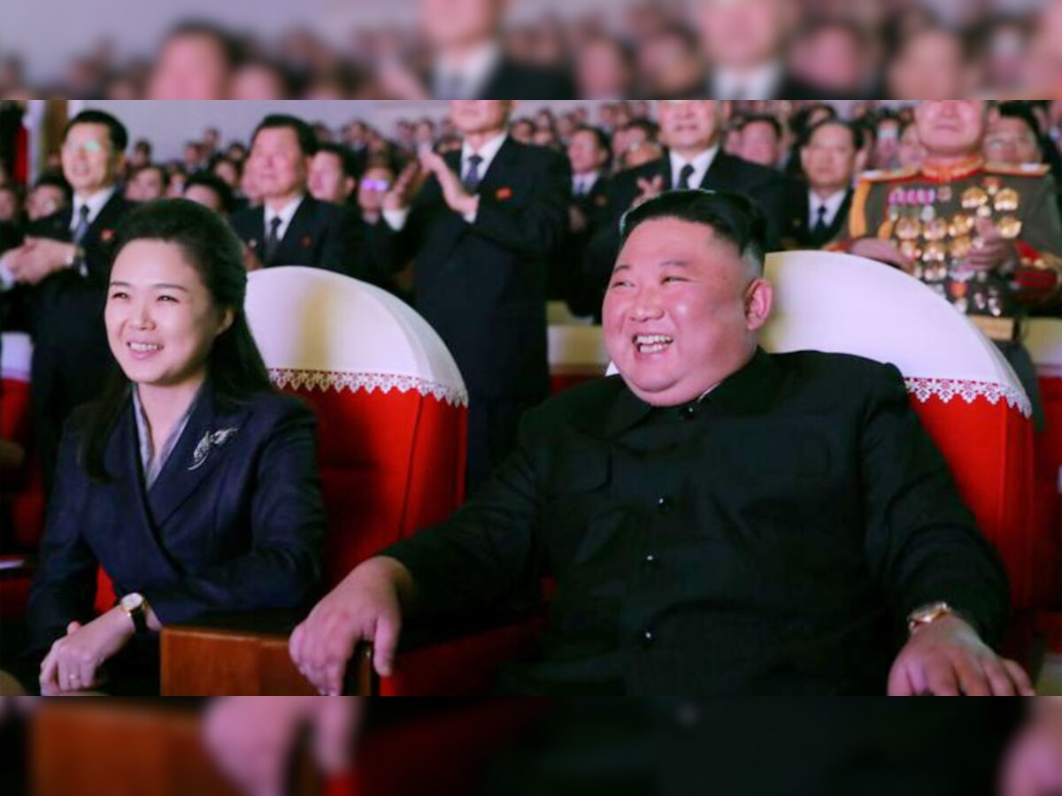 किम जोंग उन और उनकी पत्नी री सोल जू दिवंगत नेता किम जोंग इल की जयंती पर साथ नजर आए. (फोटो सोर्स- रॉयटर्स)
