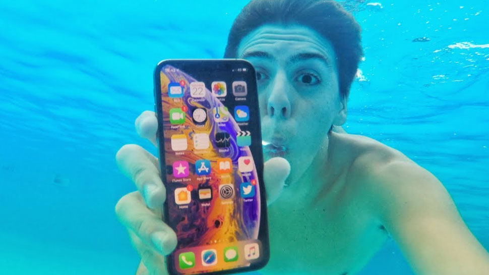 iPhone fell down in freezing water, and then miracle happens | जमते हुए