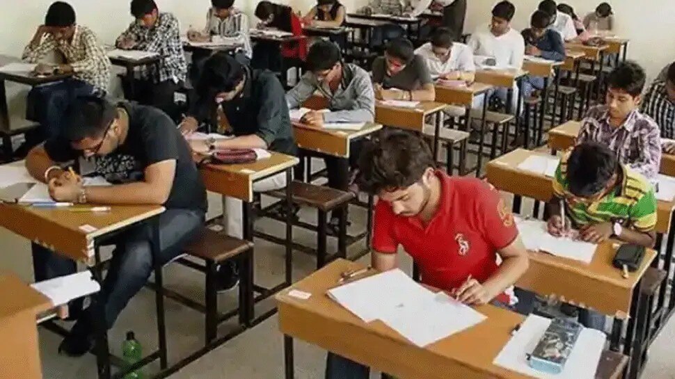उत्तर नहीं आता तो कुछ भी लिख दें बस खाली न छोड़ें कॉपी, नंबर मिलेंगे; शिक्षा निदेशक का VIDEO VIRAL