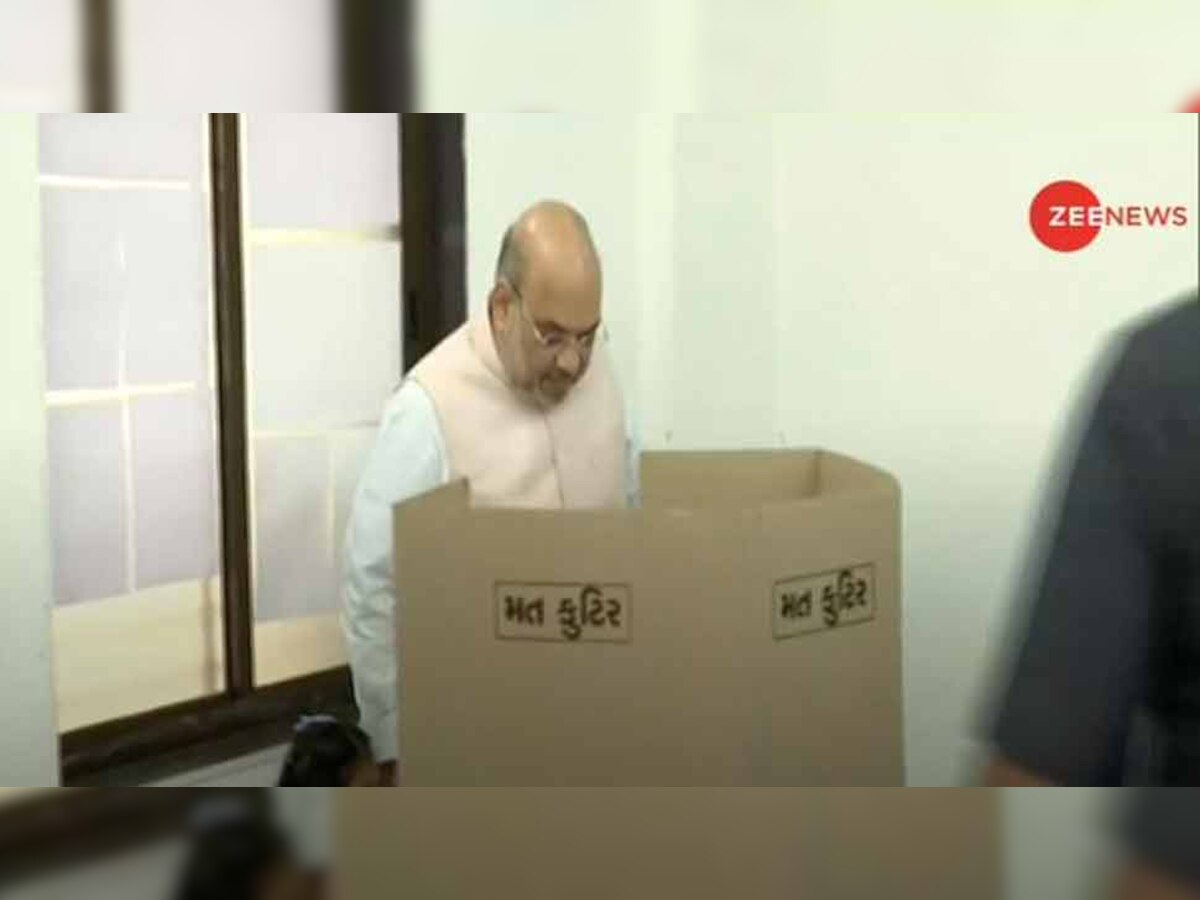 अमित शाह ने अहमदाबाद में वोट डाला.